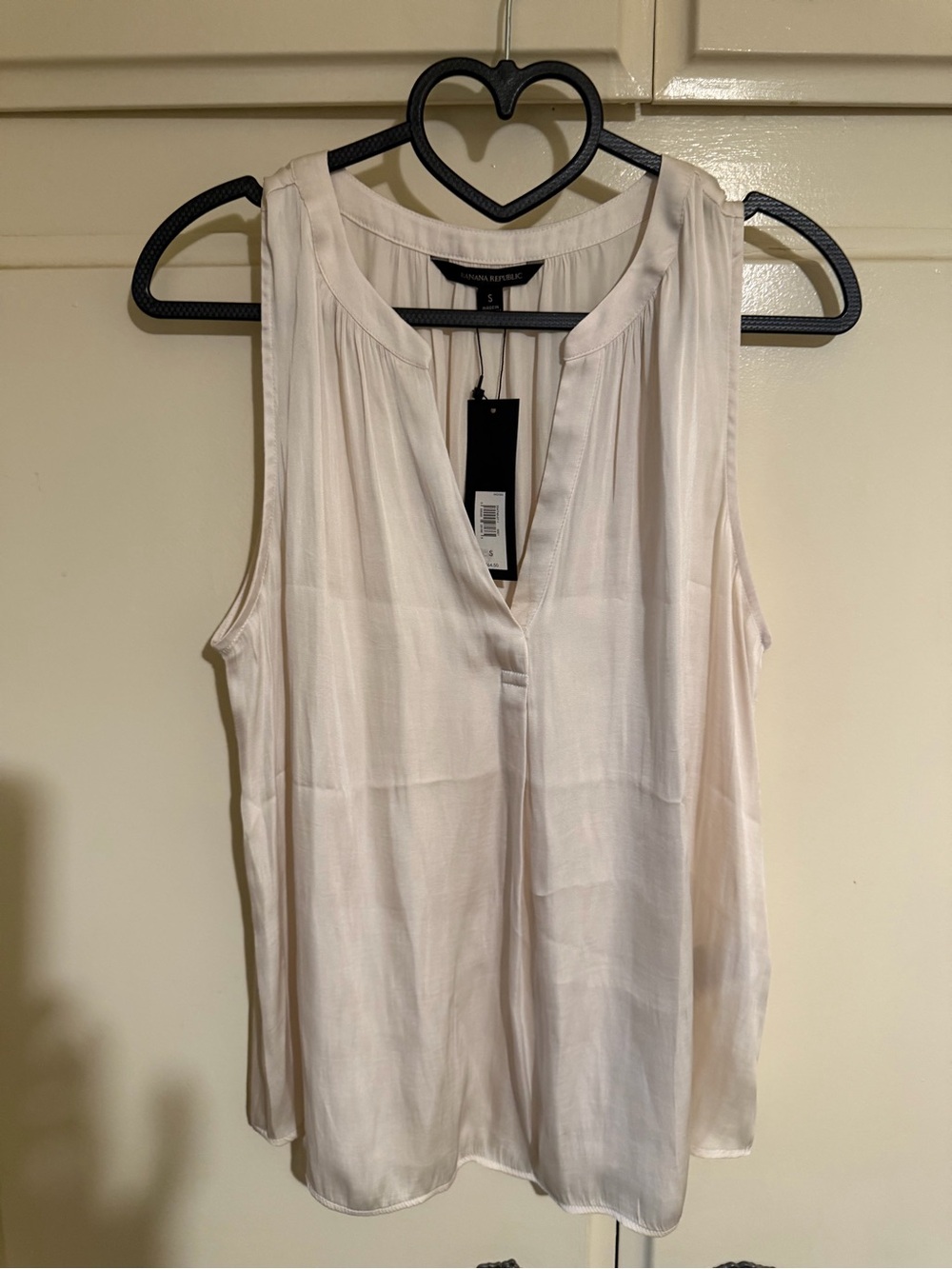 Banana Republic Light cream m Sleeveless V-Neck Camisole style top